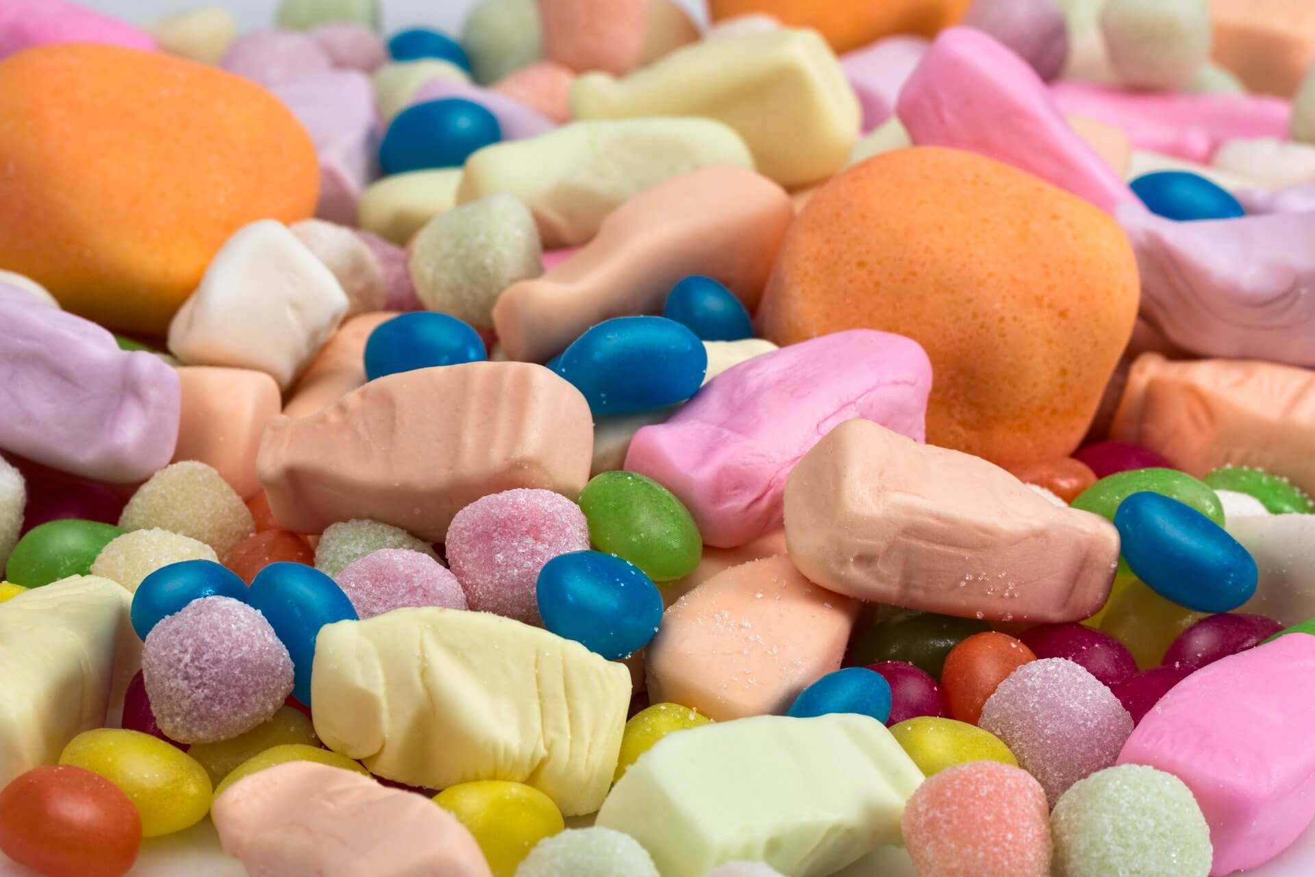 a pile of sweets. can you develop a sugar allergy?